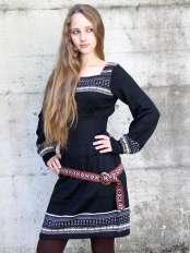 Mujer con vestido corto negro de alpaca, manga larga y motivo jacquard, modelo Giuditta.