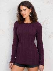 Joven con jersey largo trenzado color uva oscuro en lana de alpaca, de línea suave y entallada, modelo Zora.