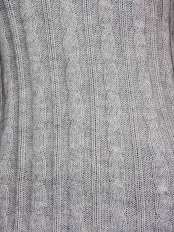 Primer plano del tejido trenzado, alpaca 100 %, color gris claro: elaboración artesanal del jersey modelo Zora.