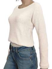 Mujer con jersey corto blanco natural en baby alpaca y algodón Pima, manga larga, modelo Fiona.